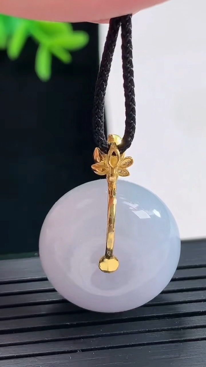 天然A货翡翠18k金紫罗兰路路通吊坠，尺寸21.5-11.5重量:11.61g
4月27日