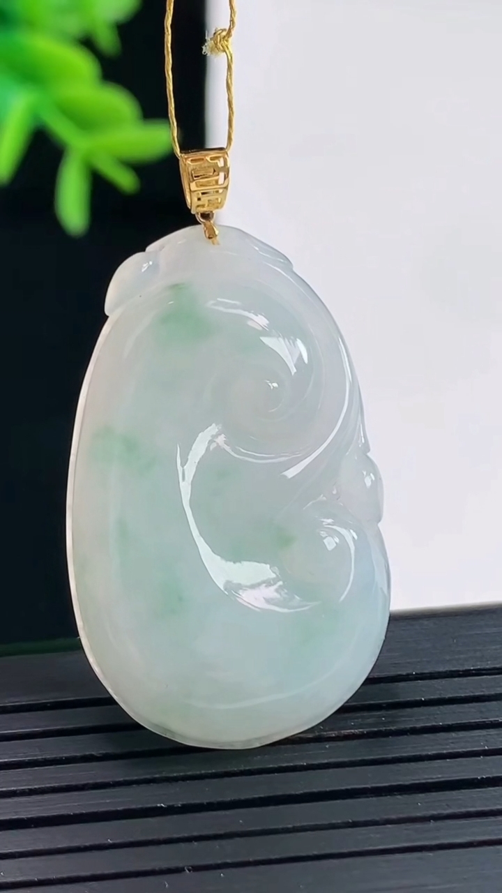 天然A货翡翠18k金飘花如意吊坠，尺寸33.6-22-5.2重量:7.99g
4月27日