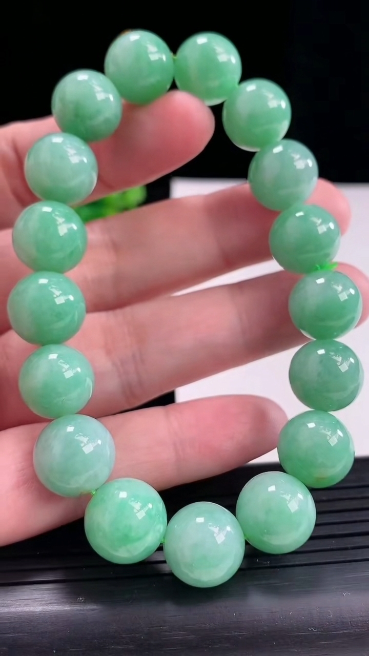 天然A货翡翠圆珠手串，尺寸12.5-16颗重量:57.87g4月27日
工厂直销收藏佳品,种好水足，色泽均匀，有种有色，上手高大气！