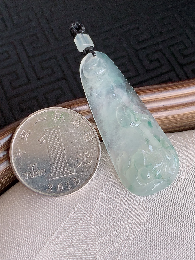 天然A货翡翠飘花连年有余吊坠 
尺寸43.6-17.2-6.6mm 重量8.18g 0426