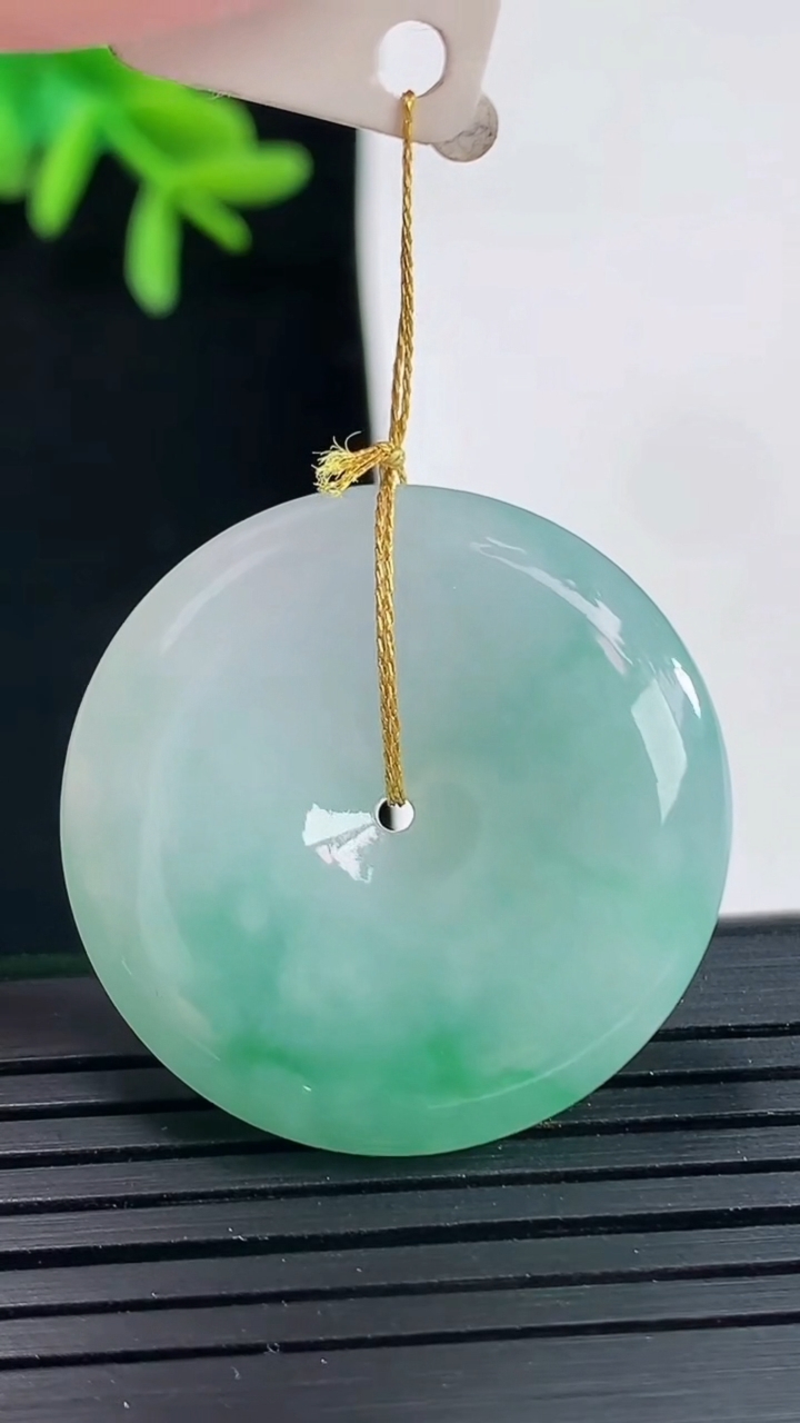 天然A货翡翠平安扣吊坠，尺寸30-6.2重量:11.60g
4月27日