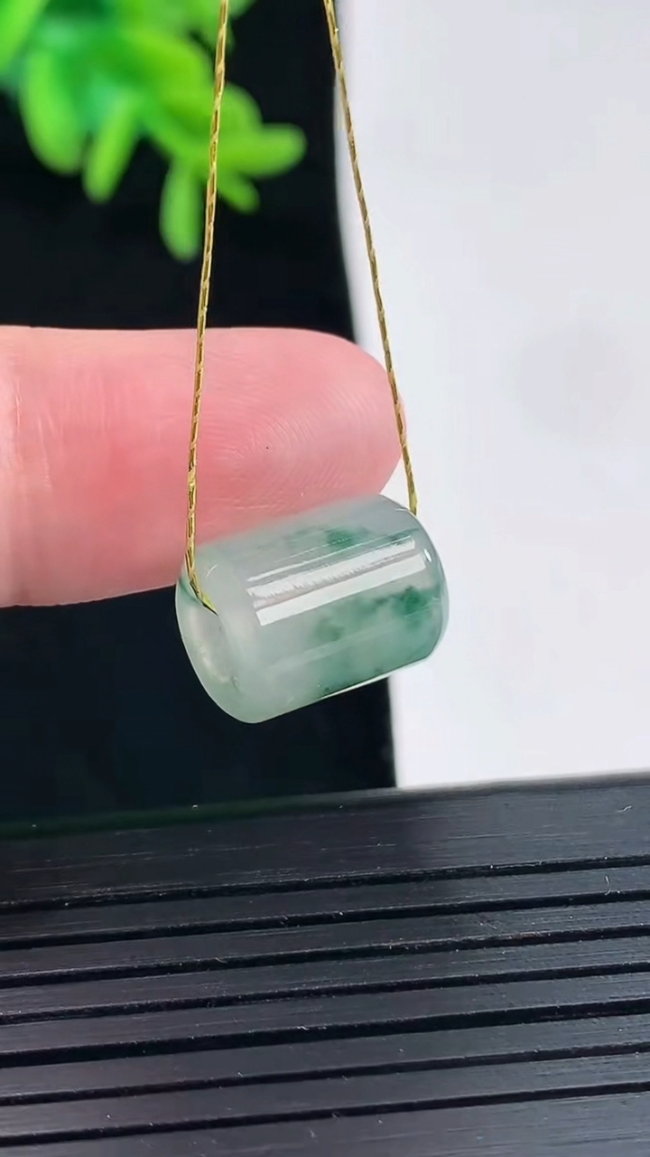 天然A货翡翠飘花路路通吊坠，尺寸12.6-10重量:2.86g
4月27日