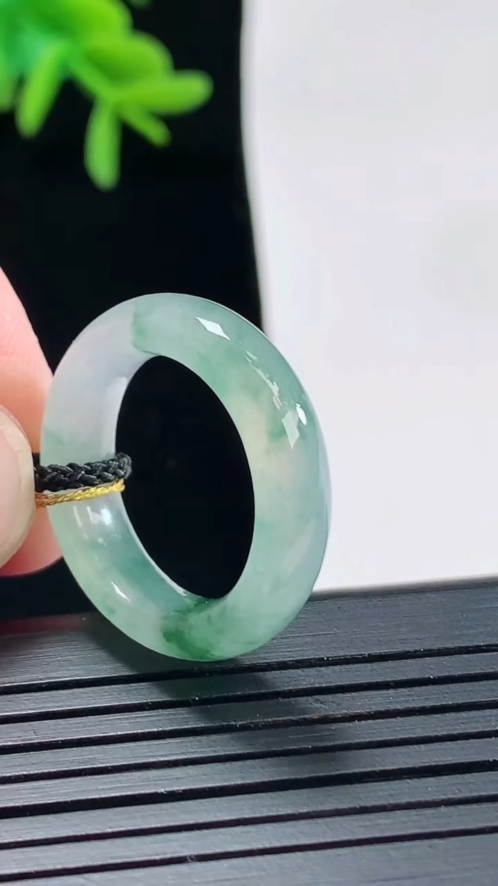 天然A货翡翠飘花玉指环 戒指，尺寸16.8-5.5-4重量:4.09g2026年4月27日
工厂直销