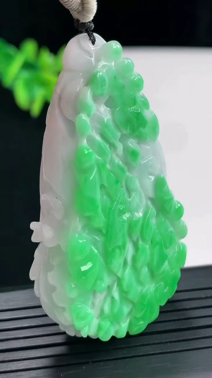天然A货翡翠白菜吊坠，尺寸57-34-16重量:50.89g
4月27日