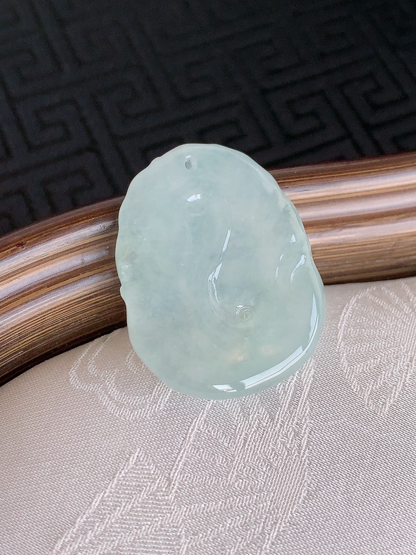 天然A货翡翠晴水生肖马马上有钱吊坠 
尺寸29.2-22.3-5mm 重量7.38g 0426