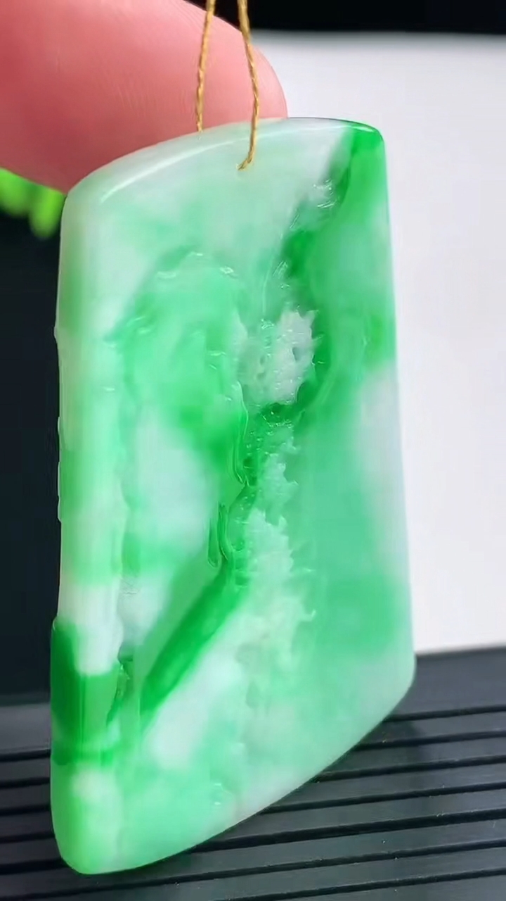 天然A货翡翠山水牌吊坠，尺寸49-31.6-5.2重量:21.24g
4月27日