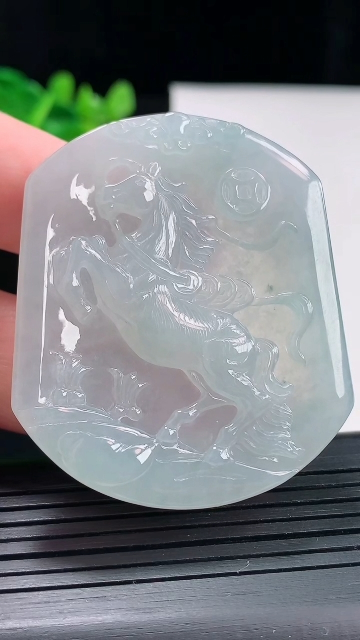 天然A货翡翠生肖马吊坠，尺寸52-43.5-5.8重量:28.30g
4月27日