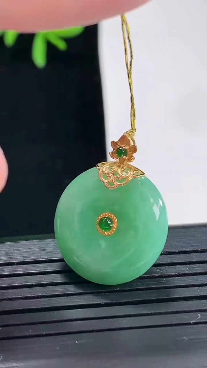 天然A货翡翠平安扣吊坠，尺寸19-5.5重量:4.68g
4月27日