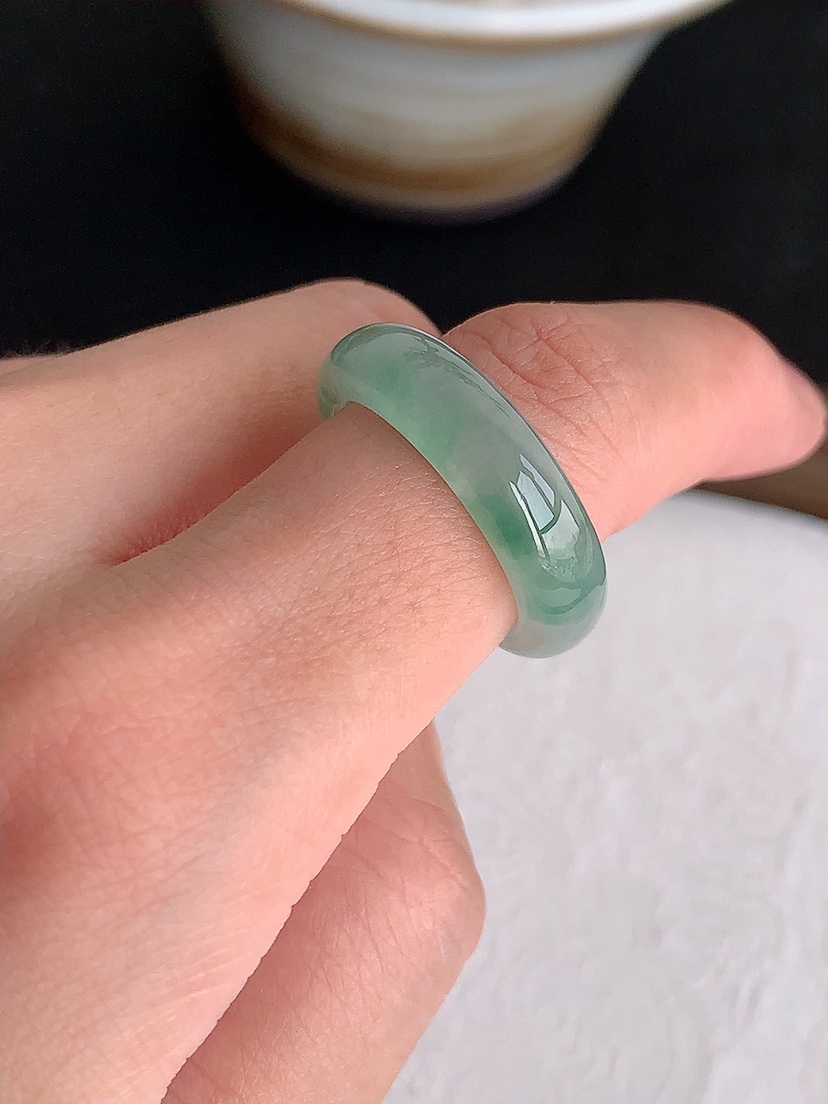 天然A货翡翠飘花素面戒指 
尺寸17.7-6-3.8mm 重量4.58g 0426