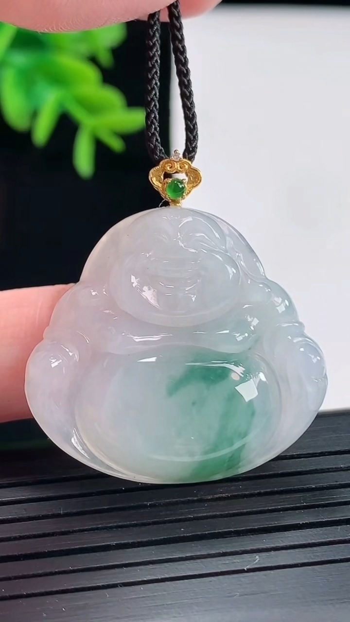 天然A货翡翠种飘花佛公吊坠，尺寸29-32.5-5.5重量:9.40g
4月27日