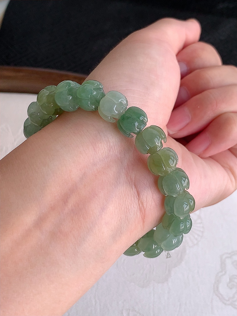 天然A货翡翠飘黄翡莲蓬手串22颗 
尺寸10-7.7mm 重量30.44g 0426