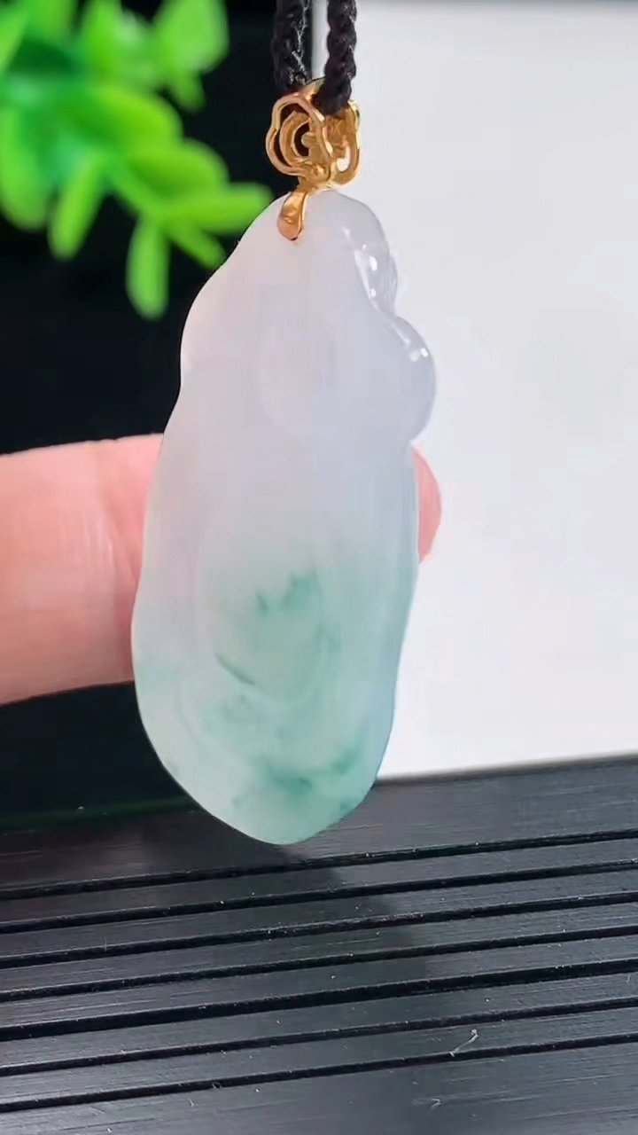 天然A货翡翠18k金飘花财神爷吊坠，尺寸42-18.5-5.8重量:8.37g
4月27日