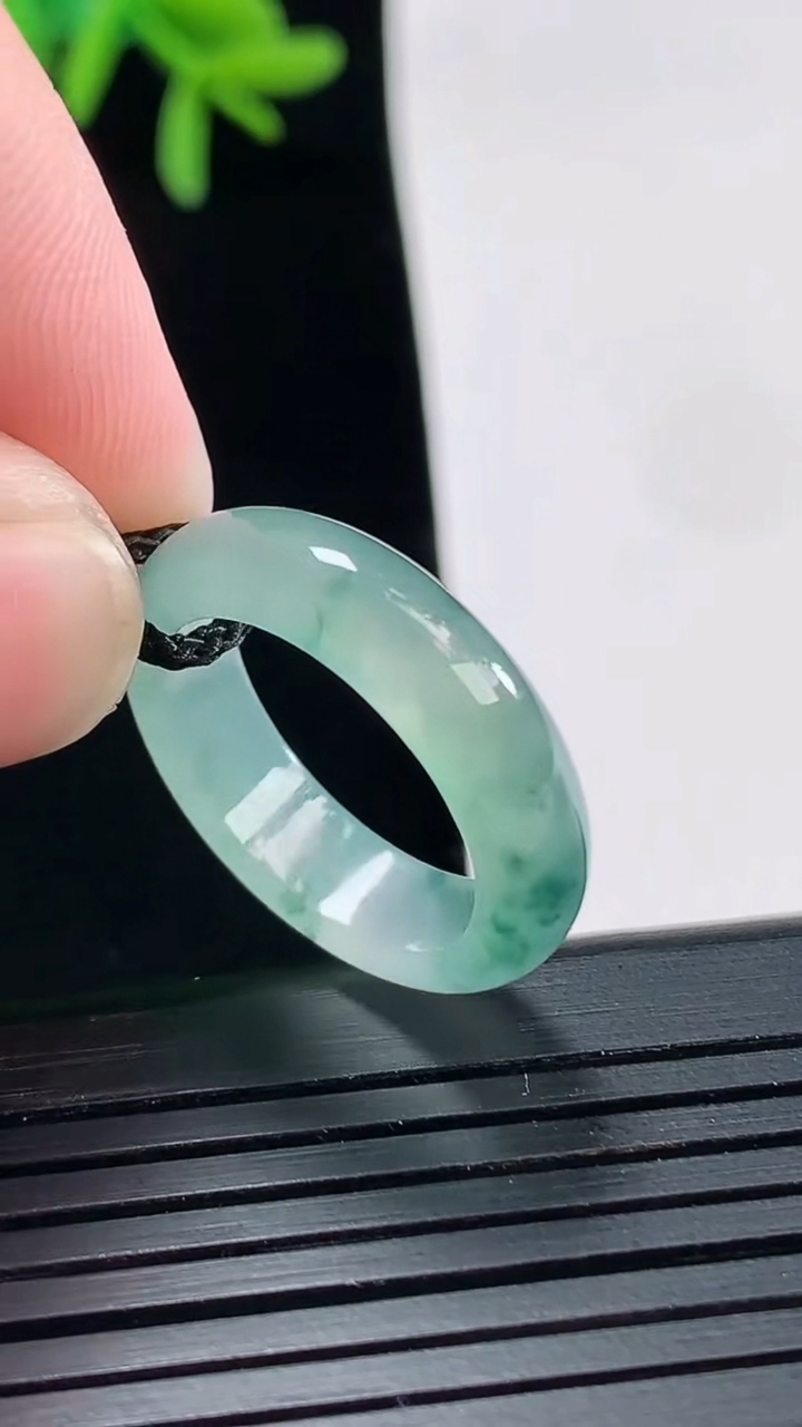 天然A货翡翠冰种飘花玉指环 戒指，尺寸17-5.2-3重量:3.24g2026年4月27日
工厂直销收藏佳品,种好水足，色泽均匀，有种有色，上手高大气！