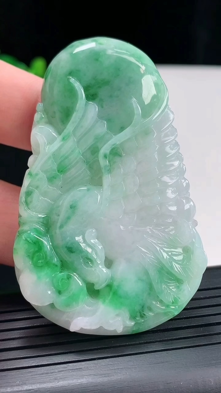 天然A货翡翠凤凰吊坠，尺寸65.5-41-8重量:46.61g
4月27日