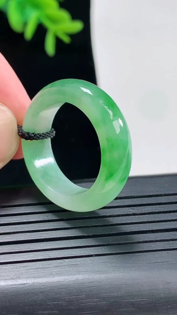 天然A货翡翠玉指环 戒指，尺寸19.6-7-4.2重量:6.37g2026年4月27日
工厂直销收藏