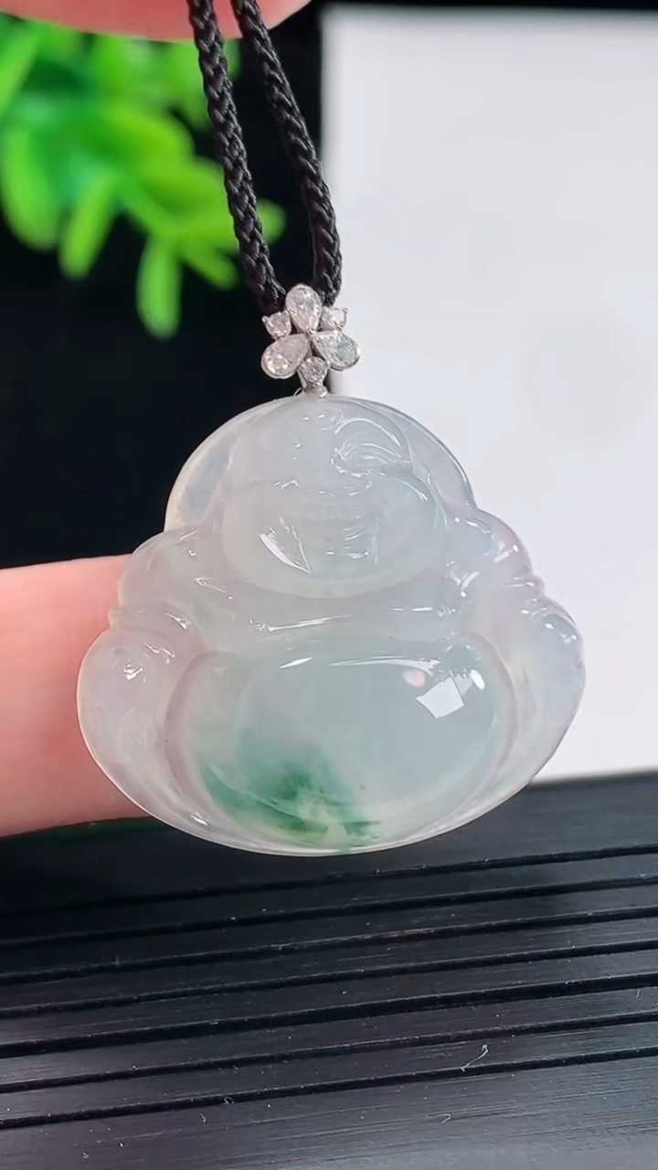 天然A货翡翠种飘花佛公吊坠，尺寸24.5-28-6重量:6.67g
4月27日