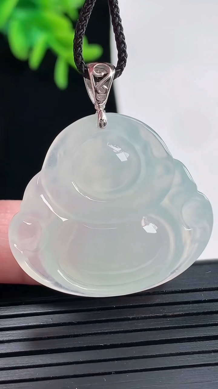 天然A货翡翠佛公吊坠，尺寸28.5-33-5.5重量:8.83g
4月27日