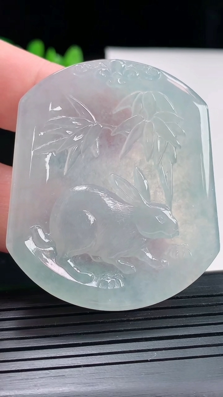 天然A货翡翠生肖兔吊坠，尺寸52-44-4.8重量:26.76g
4月27日