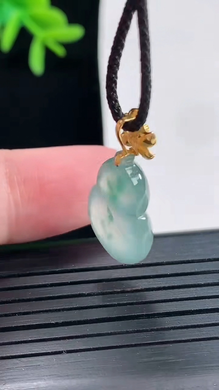天然A货翡翠种飘花葫芦吊坠，尺寸15.5-13.6-5重量:2.35g
4月27日