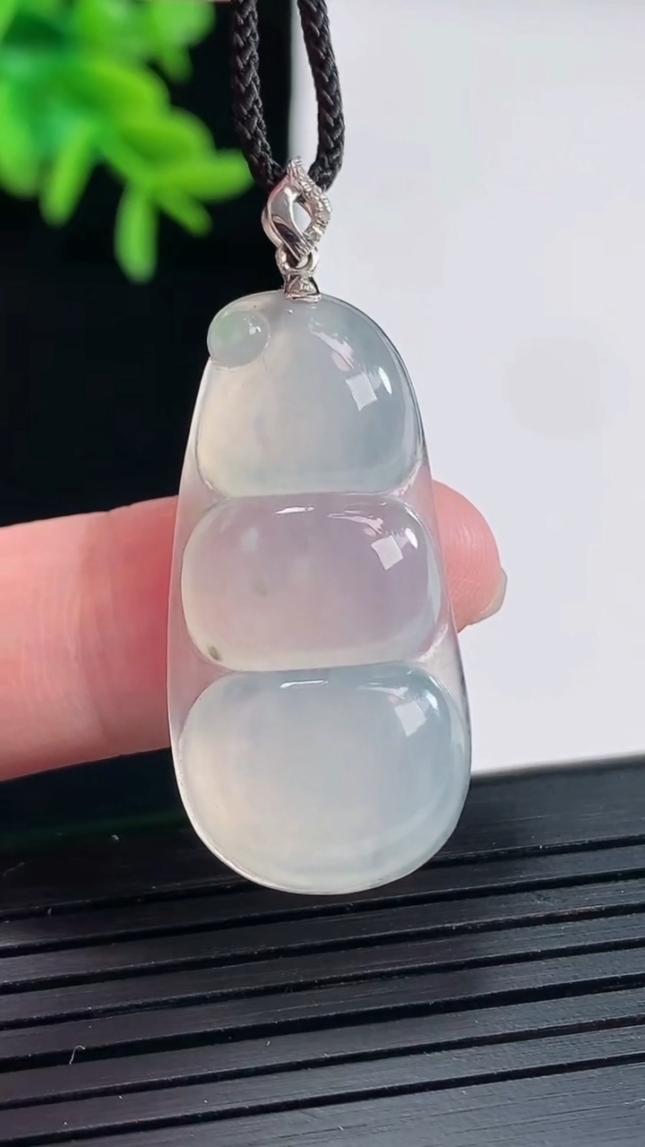 天然A货翡翠种飘花福豆吊坠，尺寸34-16.5-5.2重量:5.98g
4月27日