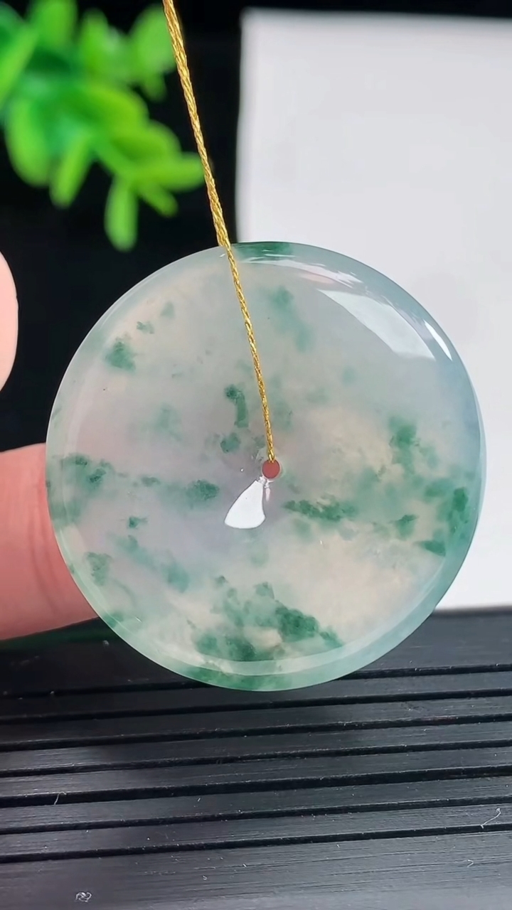 天然A货翡翠种飘花平安扣吊坠，尺寸32.6-4.8重量:11.12g
4月27日