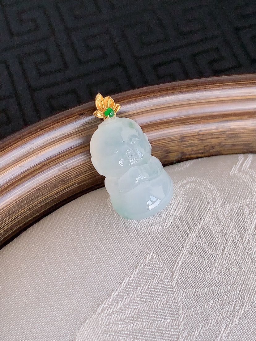 天然A货翡翠18K金扣头飘花沙弥吊坠 
尺寸22.3-17.3-11.2-7.7mm 重量3.08g