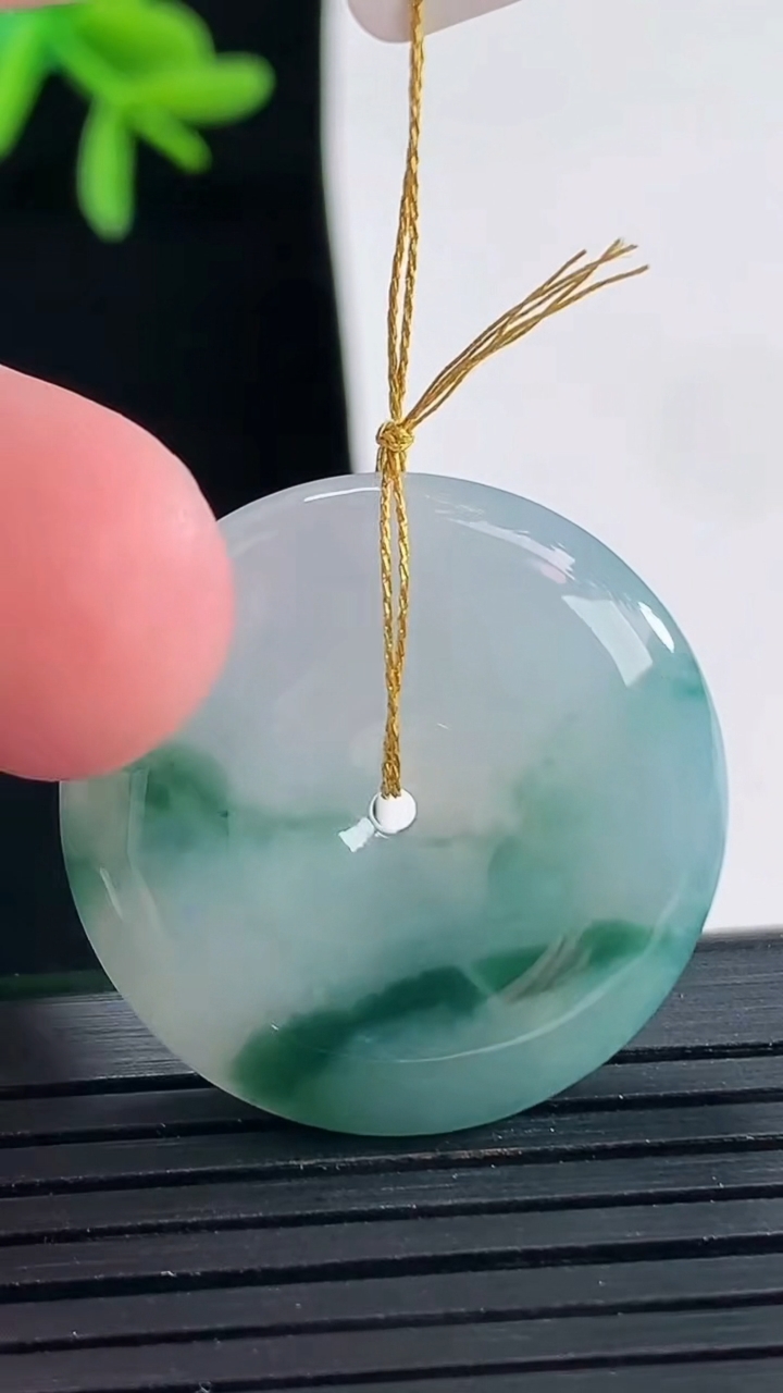 天然A货翡翠飘花平安扣吊坠，尺寸27-5.6重量:9.01g
4月27日