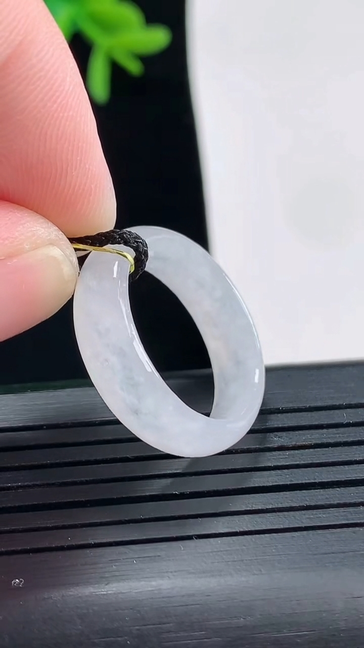 天然A货翡翠玉指环 戒指，尺寸17.5-6-3重量:3.31g2026年4月27日
工厂直销收藏佳品,种好水足，色泽均匀，有种有色，上手高大气！