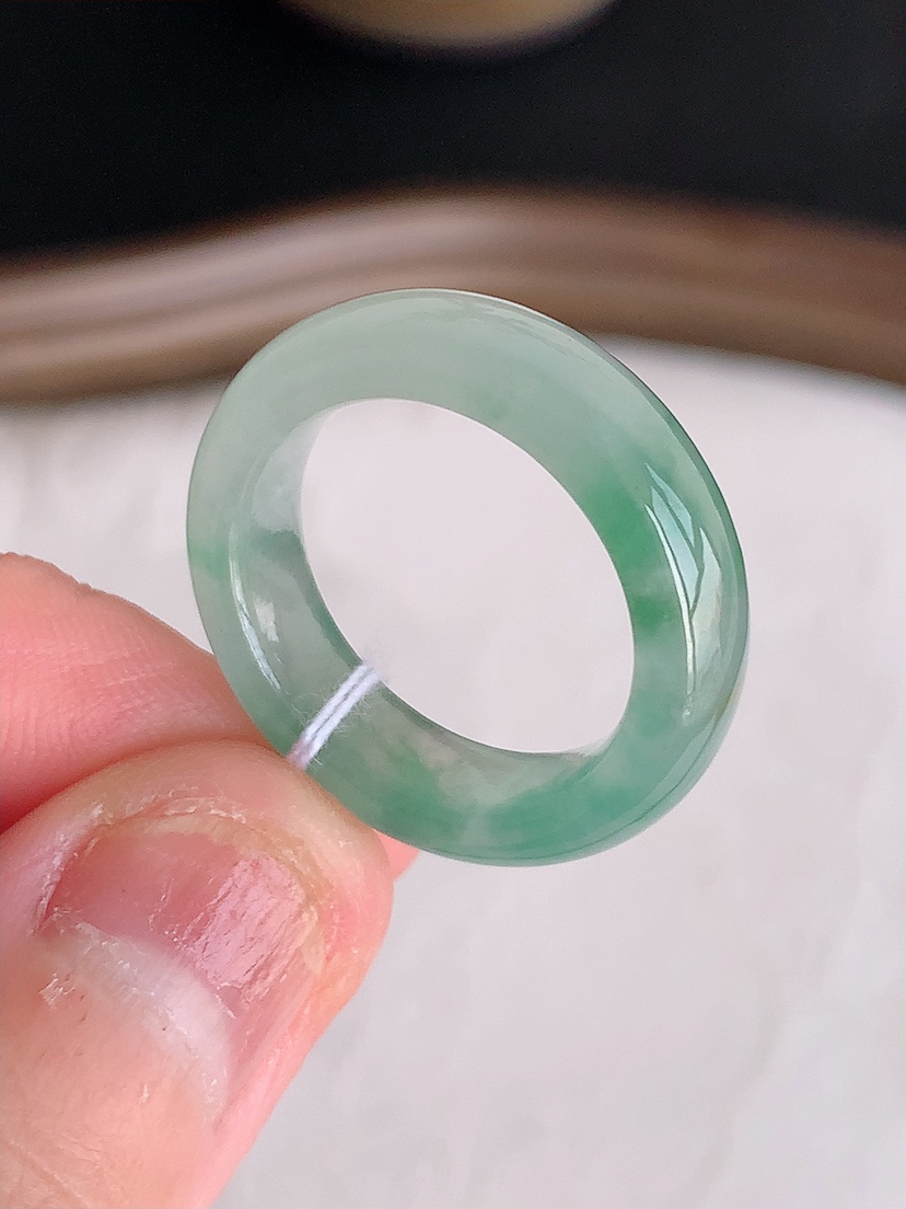 天然A货翡翠飘花素面戒指 
尺寸17.7-6-3.8mm 重量4.58g 0426