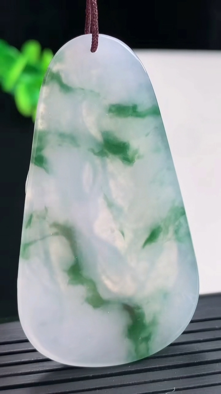 天然A货翡翠冰种飘花观音菩萨吊坠，尺寸59.5-34-5重量:19.74g
4月27日