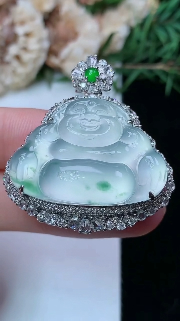 天然A货翡翠飘花佛公吊坠，尺寸35.2-31.7-11.5，裸石19.8-28，重量:11.34g
4月27日