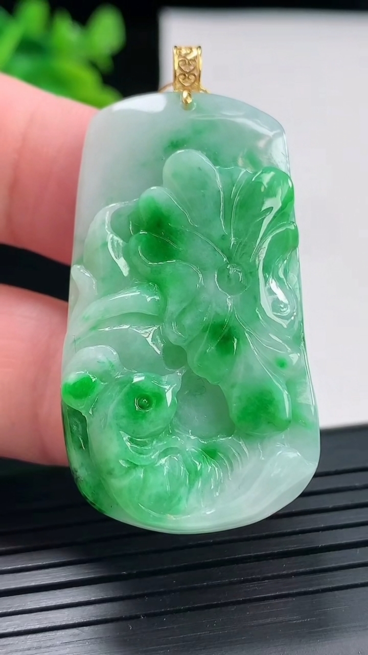 天然A货翡翠和和美美 荷叶鱼吊坠，尺寸42-24-5.5重量:13.56g
4月27日