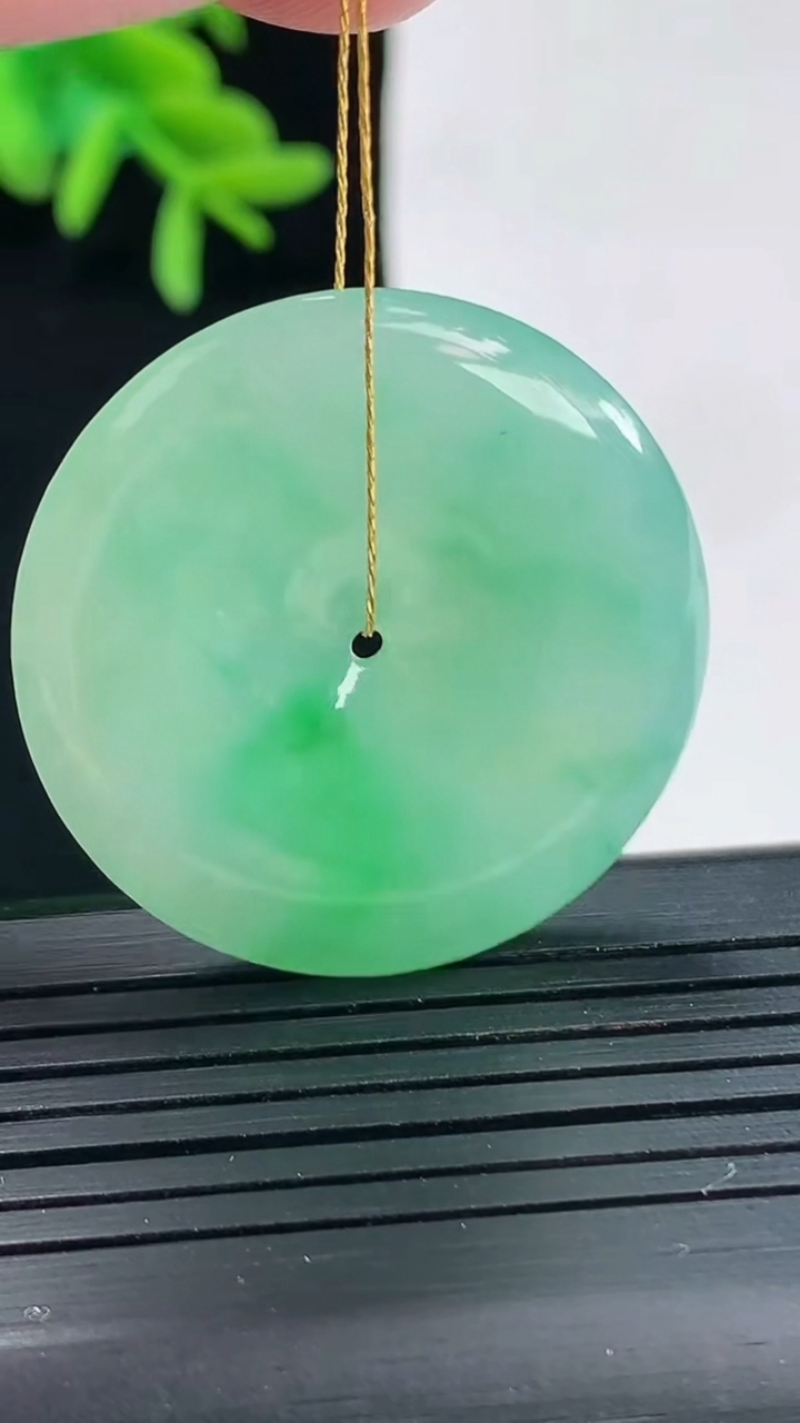 天然A货翡翠平安扣吊坠，尺寸32.6-6重量:13.49g
4月27日