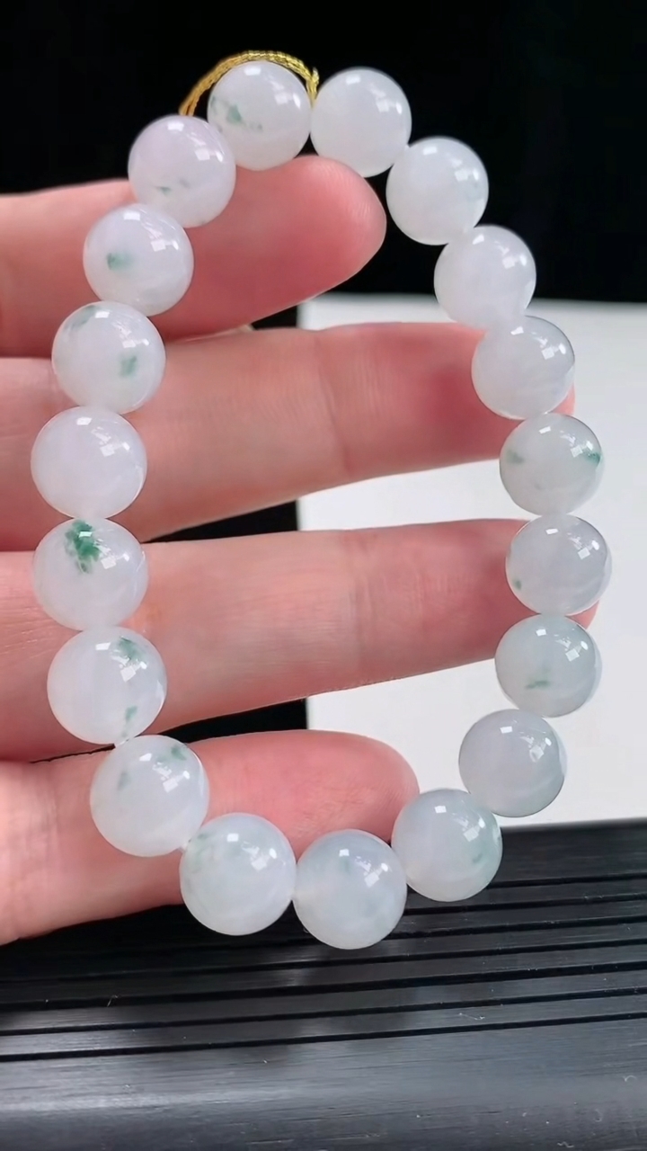 天然A货翡翠飘花圆珠手串，尺寸10-19颗重量:32.87g4月27日
工厂直销收藏佳品,种好水足，色泽均匀，有种有色，上手高大气！