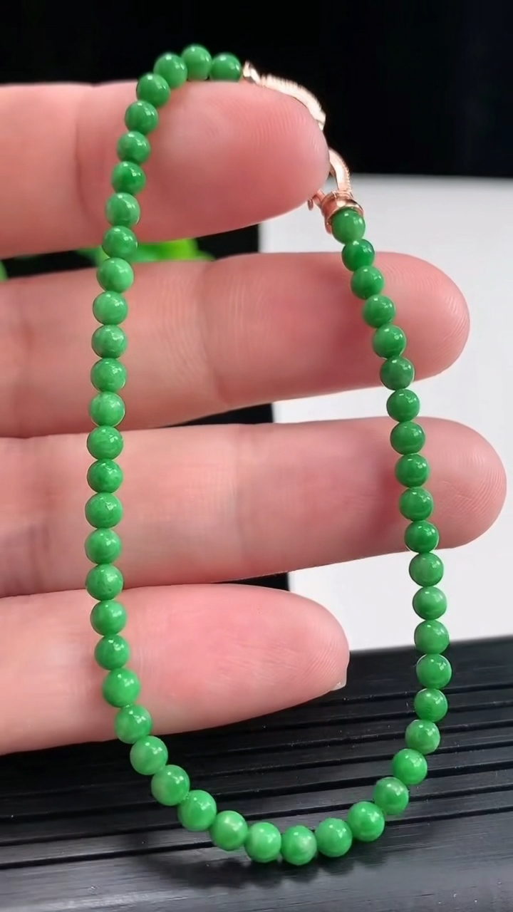 天然A货翡翠圆珠手串，尺寸3.5-50颗重量:4.40g4月27日
工厂直销收藏佳品,种好水足，色泽均匀，有种有色，上手高大气！