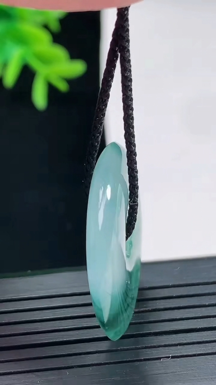 天然A货翡翠冰种飘花平安扣吊坠，尺寸29.5-5重量:8.59g
4月27日