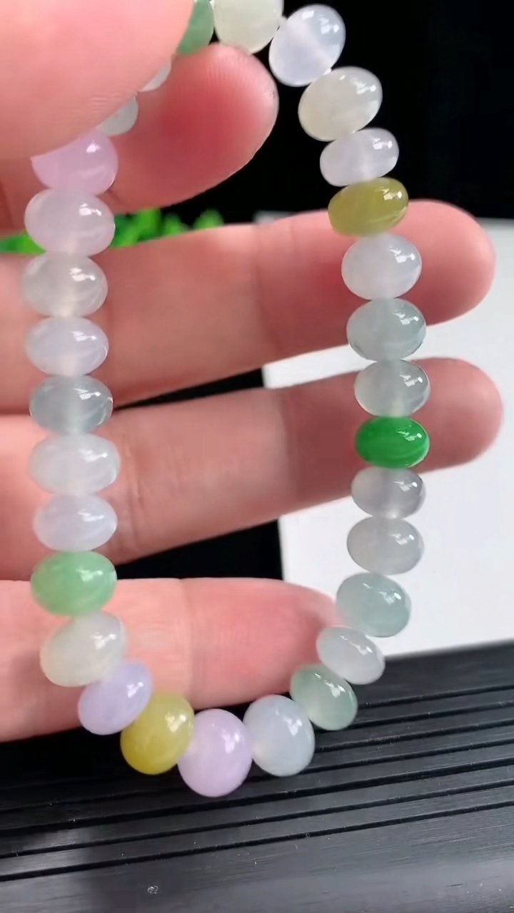 天然A货翡翠三彩算盘珠手串，尺寸8.6-6重量:24.18g4月27日
工厂直销收藏佳品,种好水足，色泽均匀，有种有色，上手高大气！