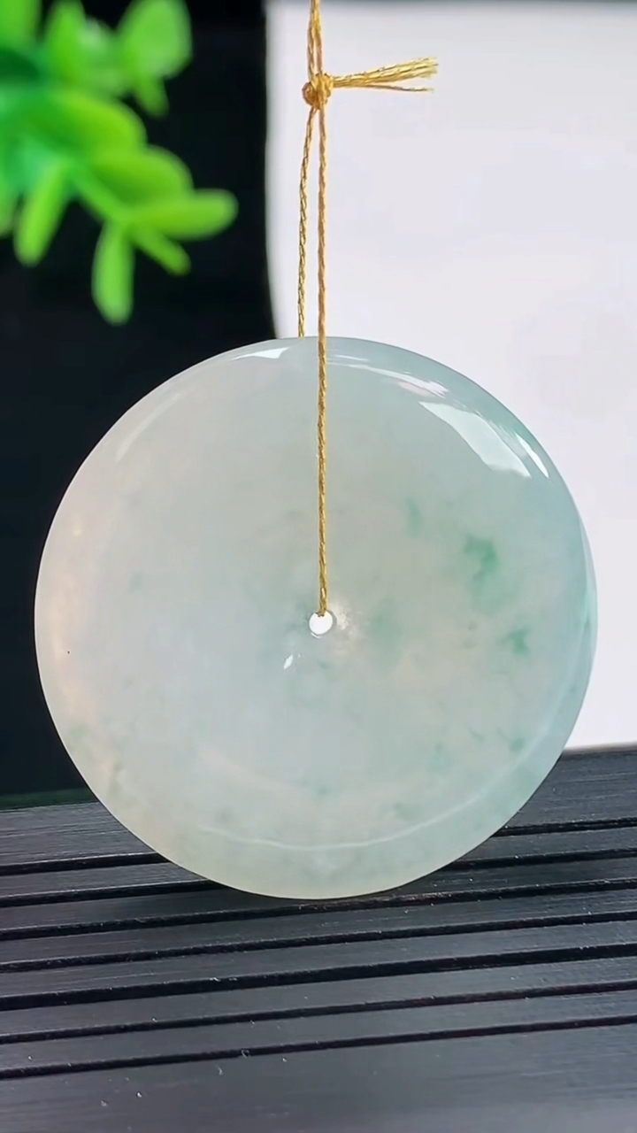 天然A货翡翠飘花平安扣吊坠，尺寸33-5.2重量:12.50g
4月27日