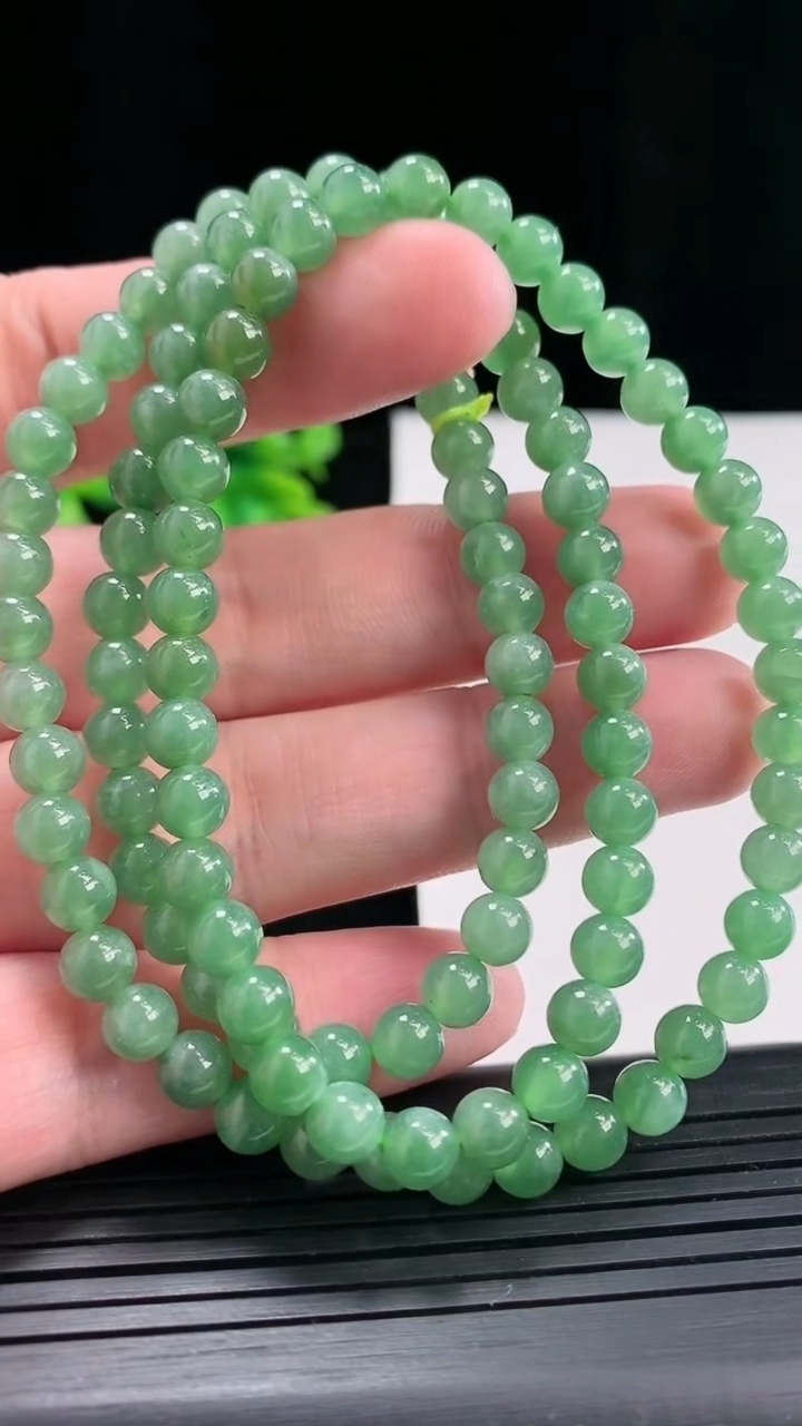 天然A货翡翠圆珠项链，尺寸6-104颗重量:35.95g4月27日
工厂直销收藏佳品,种好水足，色泽均匀，有种有色，上手高大气！