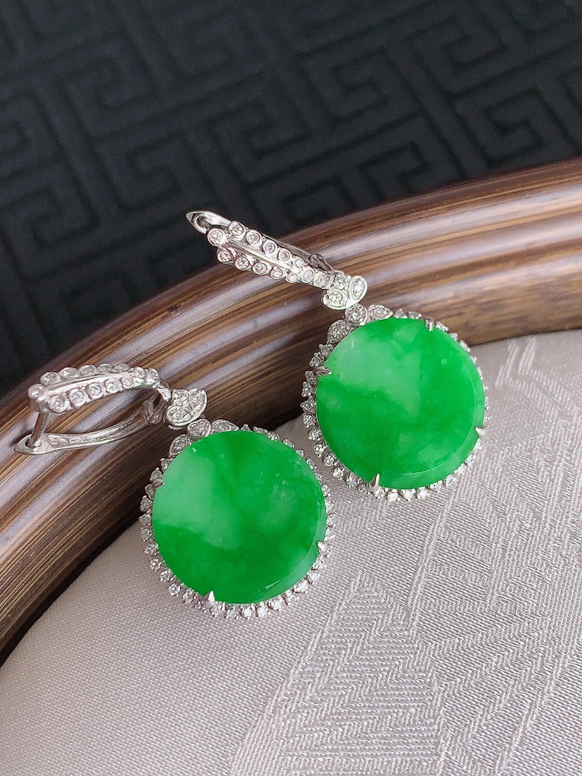 天然A货翡翠18K金伴钻镶嵌飘阳绿无事牌耳坠 
尺寸13-4.6mm 重量4.30g 0426