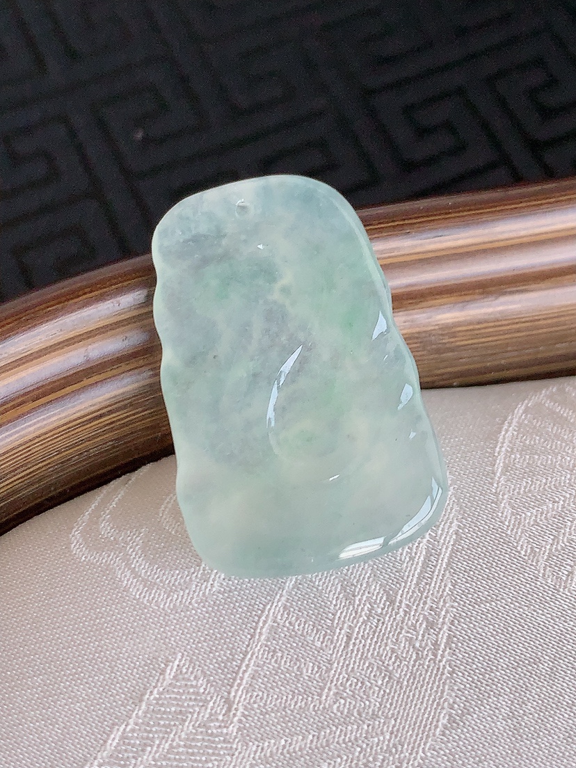 天然A货翡翠晴水生肖鼠吊坠 
尺寸28.5-18.5-4mm 重量5.30g 0426