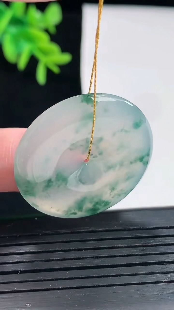 天然A货翡翠种飘花平安扣吊坠，尺寸32.6-4.8重量:11.12g
4月27日