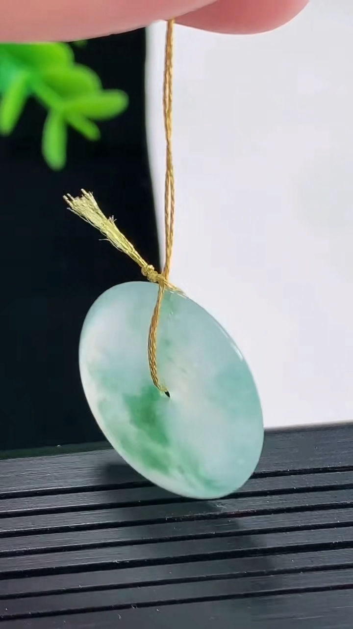 天然A货翡翠冰种飘花平安扣吊坠，尺寸23-4.5重量:5.00g
4月27日