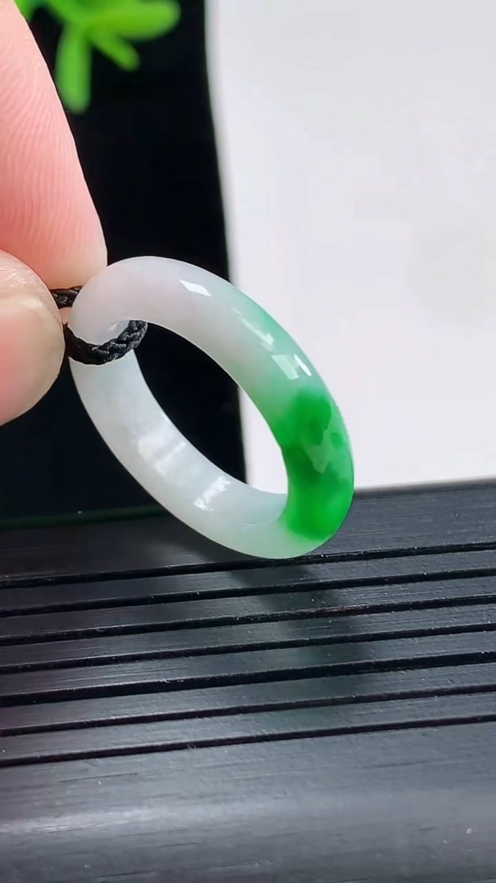 天然A货翡翠玉指环 戒指，尺寸16.3-4.2-3.2重量:2.83g2026年4月27日
工厂直销收藏佳品,种好水足，色泽均匀，有种有色，上手高大气！