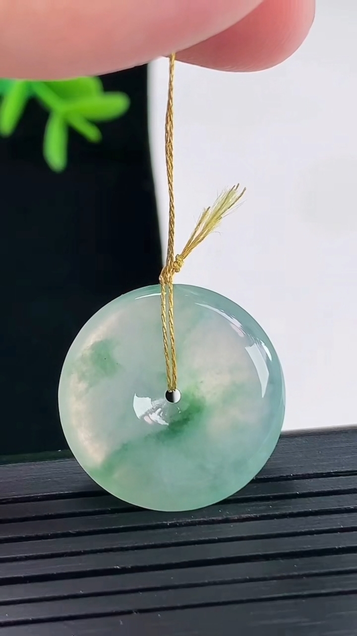 天然A货翡翠冰种飘花平安扣吊坠，尺寸23-4.5重量:5.00g
4月27日