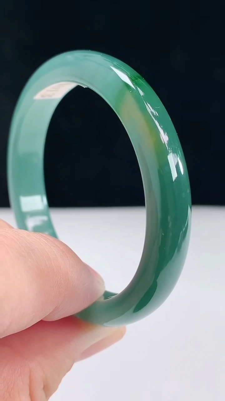 圈口52翡翠a货蓝水宽边手镯尺寸52-45-8.3-5.3重:23.97g2224月27日