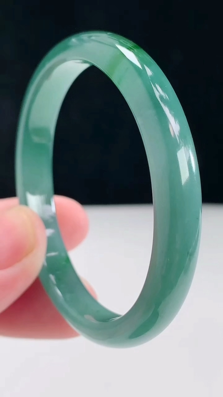 圈口52翡翠a货蓝水宽边手镯尺寸52-45-8.3-5.3重:23.97g2224月27日