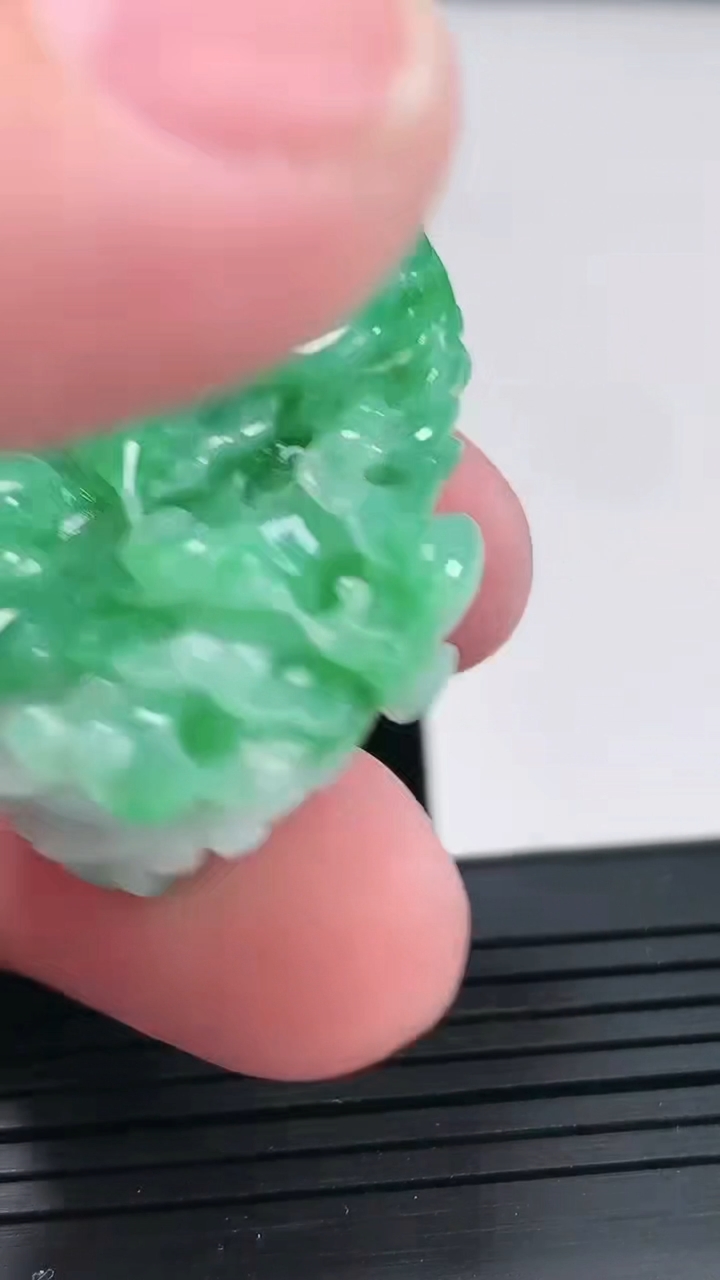 天然A货翡翠白菜吊坠，尺寸39-26.8-14.5重量:17.38g
4月27日