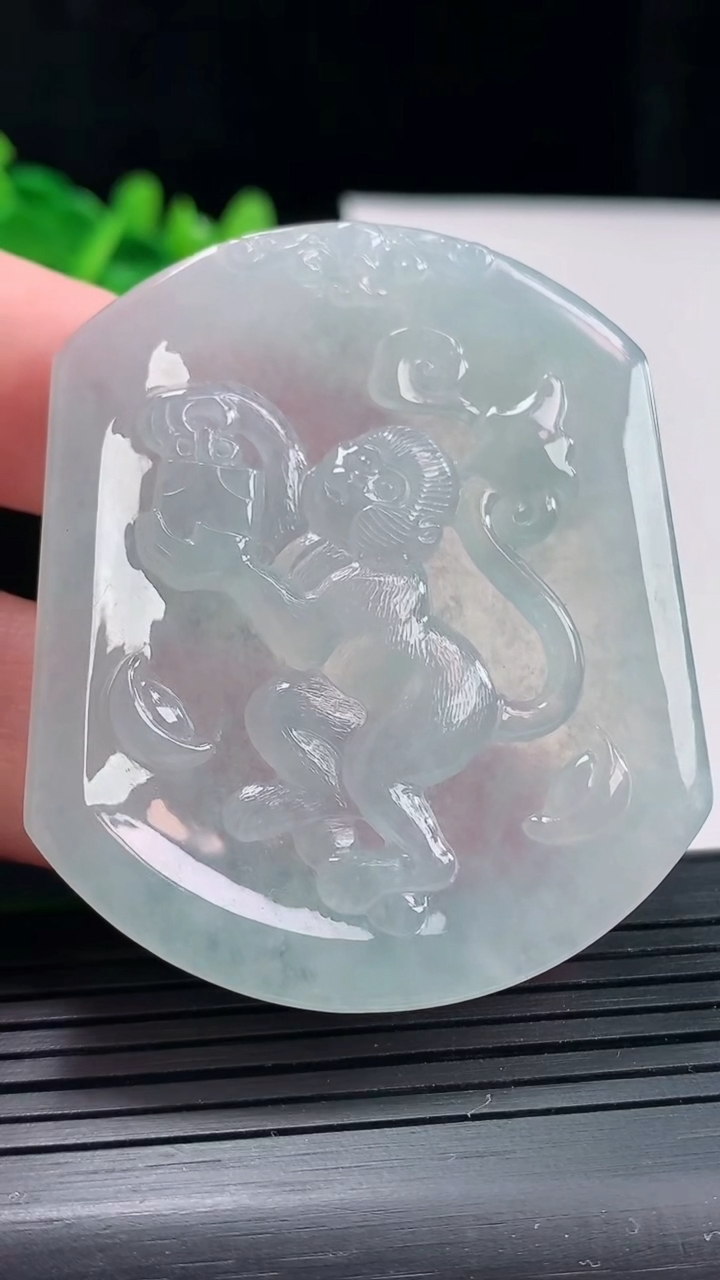 天然A货翡翠生肖猴吊坠，尺寸55-46.6-4.6重量:30.40g
4月27日