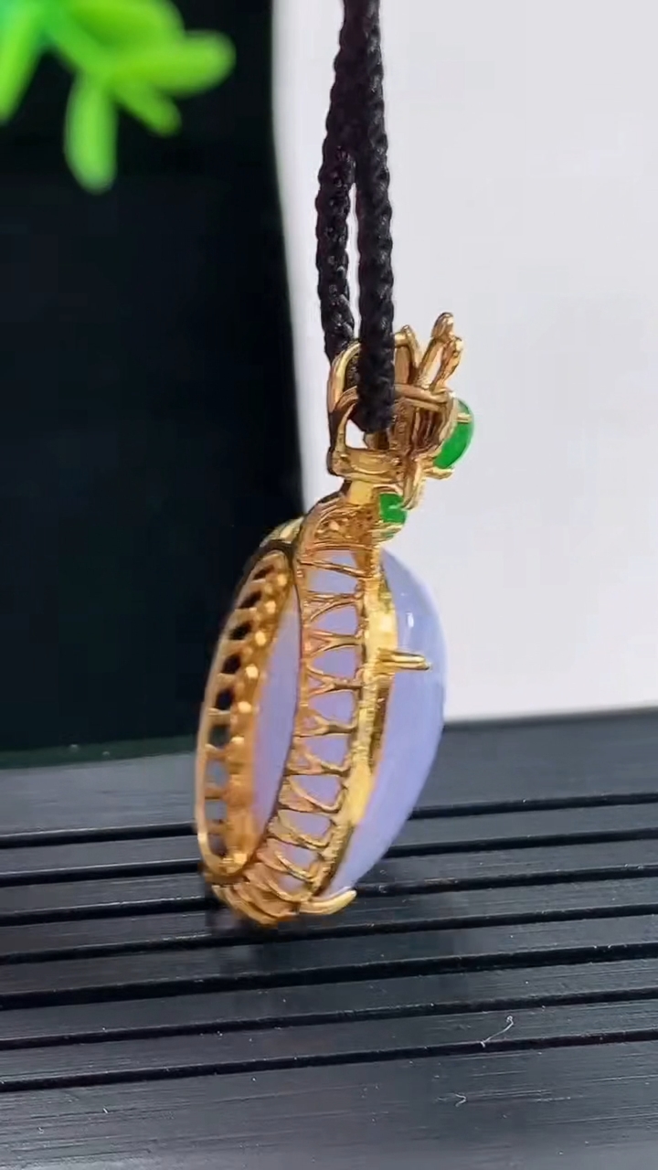 天然A货翡翠18k金紫罗兰蛋面吊坠，尺寸32-17.6-9.2，裸石18.5-15重量:5.49g
4月27日